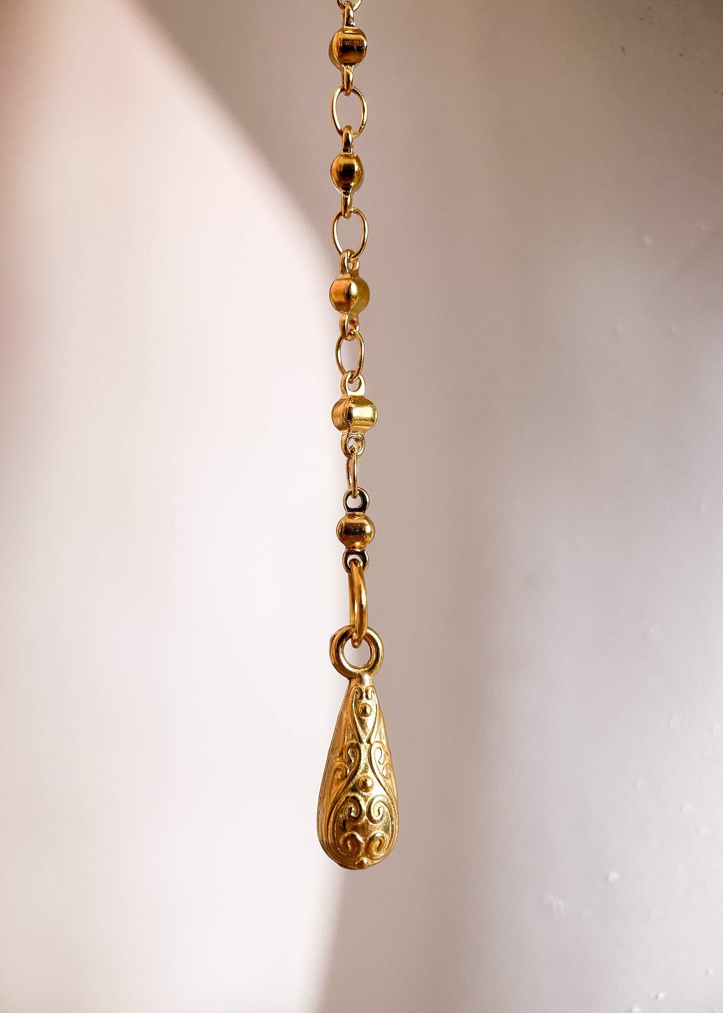 Chaîne de visage en acier inoxydable plaqué or avec breloques boho orientales. Bijou facial festival, look oriental chic, esprit désert lumineux.