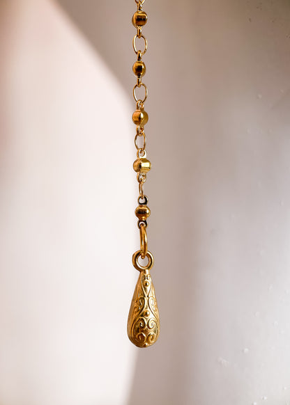Chaîne de visage en acier inoxydable plaqué or avec breloques boho orientales. Bijou facial festival, look oriental chic, esprit désert lumineux.