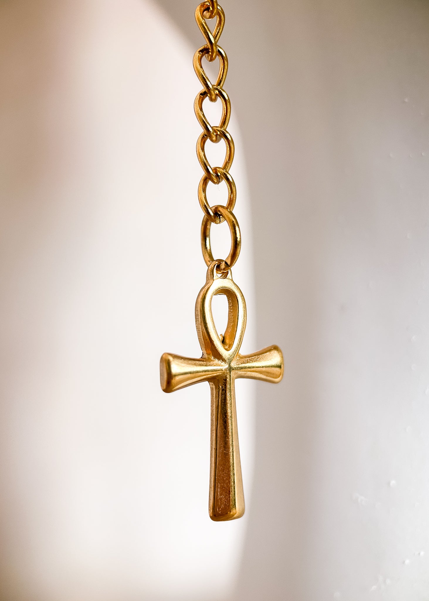 Chaîne de visage épaisse en acier inoxydable plaqué or avec mailles robustes et croix ankh hiéroglyphe. Bijou facial antique, look puissant et solaire.