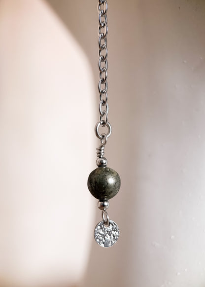 Chaîne de visage en acier inoxydable argenté avec perles de pyrite. Bijou facial minéral, look brut, festival, photoshoot.