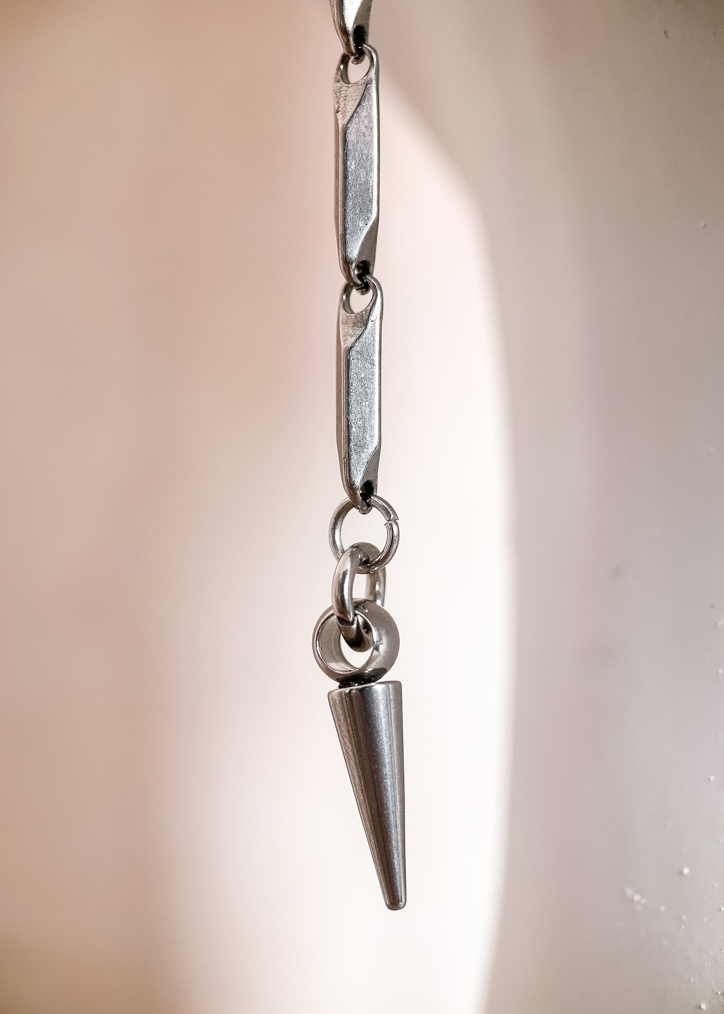 Chaîne de visage en acier inoxydable argenté style côte de maille avec piques acier. Bijou facial goth, festival, look guerrière fantasy.