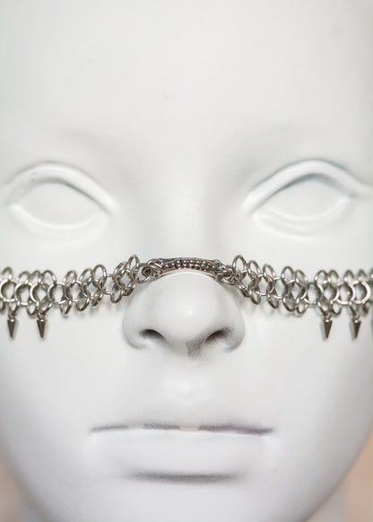 Chaîne de visage en acier inoxydable argenté style côte de maille avec piques acier. Bijou facial goth, festival, look guerrière fantasy.