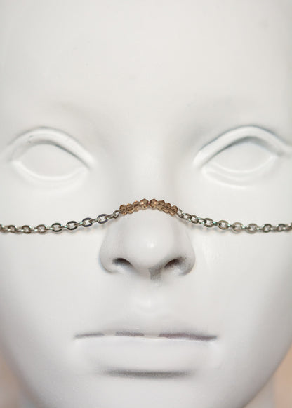 Chaîne de visage en acier inoxydable argenté avec perles de pyrite. Bijou facial minéral, look brut, festival, photoshoot.