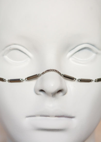 Chaîne de visage en acier inoxydable argenté à rectangles géométriques avec jaspe paysage gris. Bijou facial architectural, look minéral moderne.