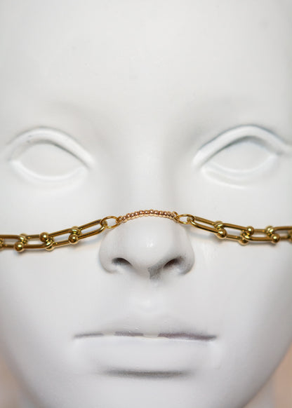 Chaîne de visage épaisse en acier inoxydable plaqué or avec mailles robustes et croix ankh hiéroglyphe. Bijou facial antique, look puissant et solaire.