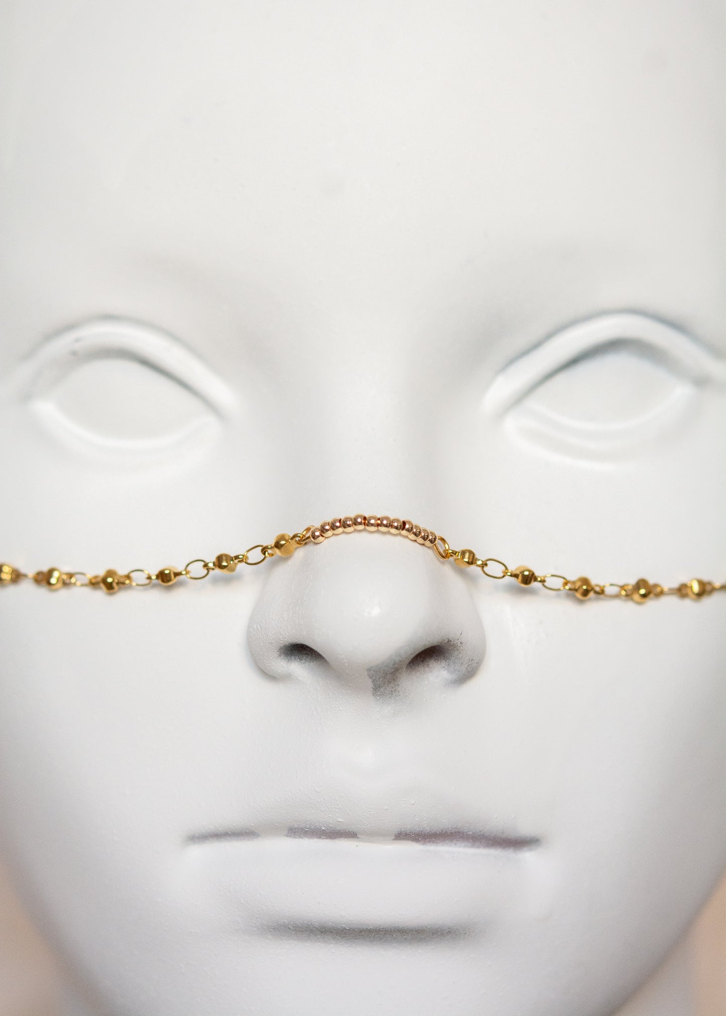Chaîne de visage en acier inoxydable plaqué or avec breloques boho orientales. Bijou facial festival, look oriental chic, esprit désert lumineux.