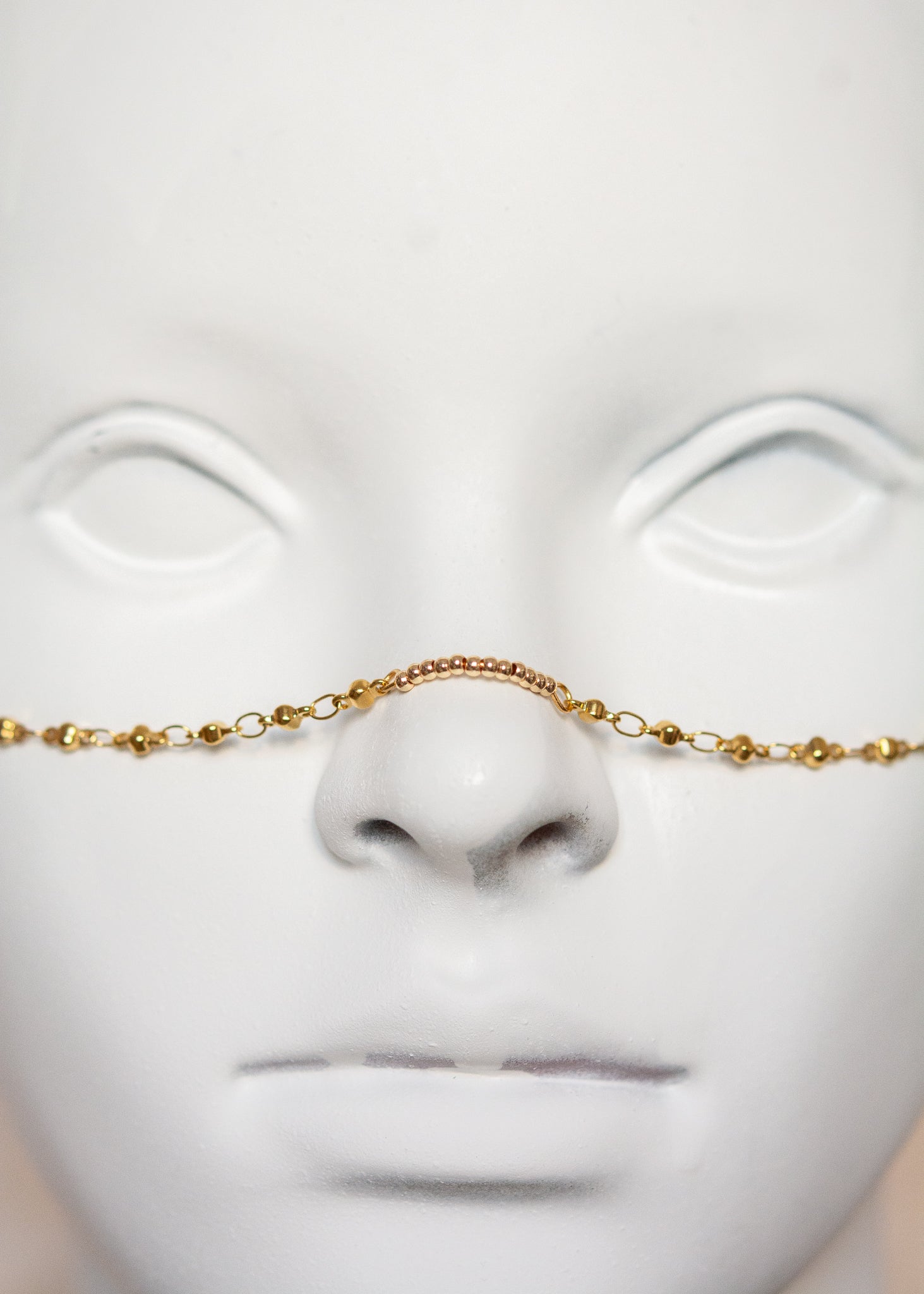 Chaîne de visage en acier inoxydable plaqué or avec breloques boho orientales. Bijou facial festival, look oriental chic, esprit désert lumineux.