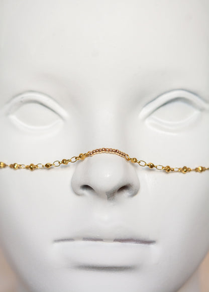 Chaîne de visage en acier inoxydable plaqué or avec breloques boho orientales. Bijou facial festival, look oriental chic, esprit désert lumineux.