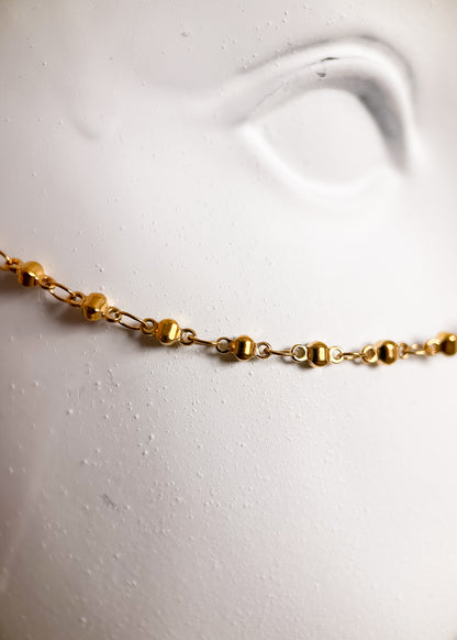 Chaîne de visage en acier inoxydable plaqué or avec breloques boho orientales. Bijou facial festival, look oriental chic, esprit désert lumineux.