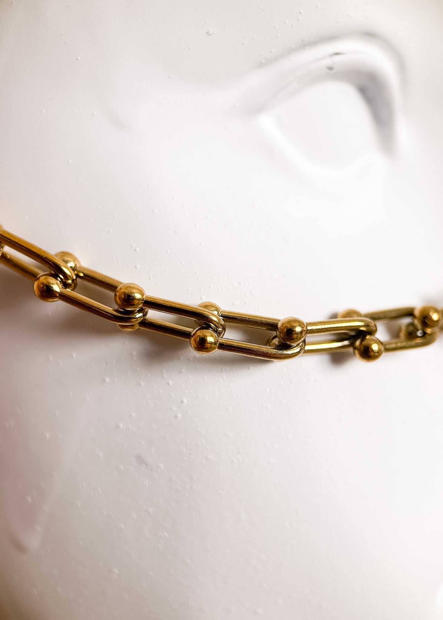 Chaîne de visage épaisse en acier inoxydable plaqué or avec mailles robustes et croix ankh hiéroglyphe. Bijou facial antique, look puissant et solaire.