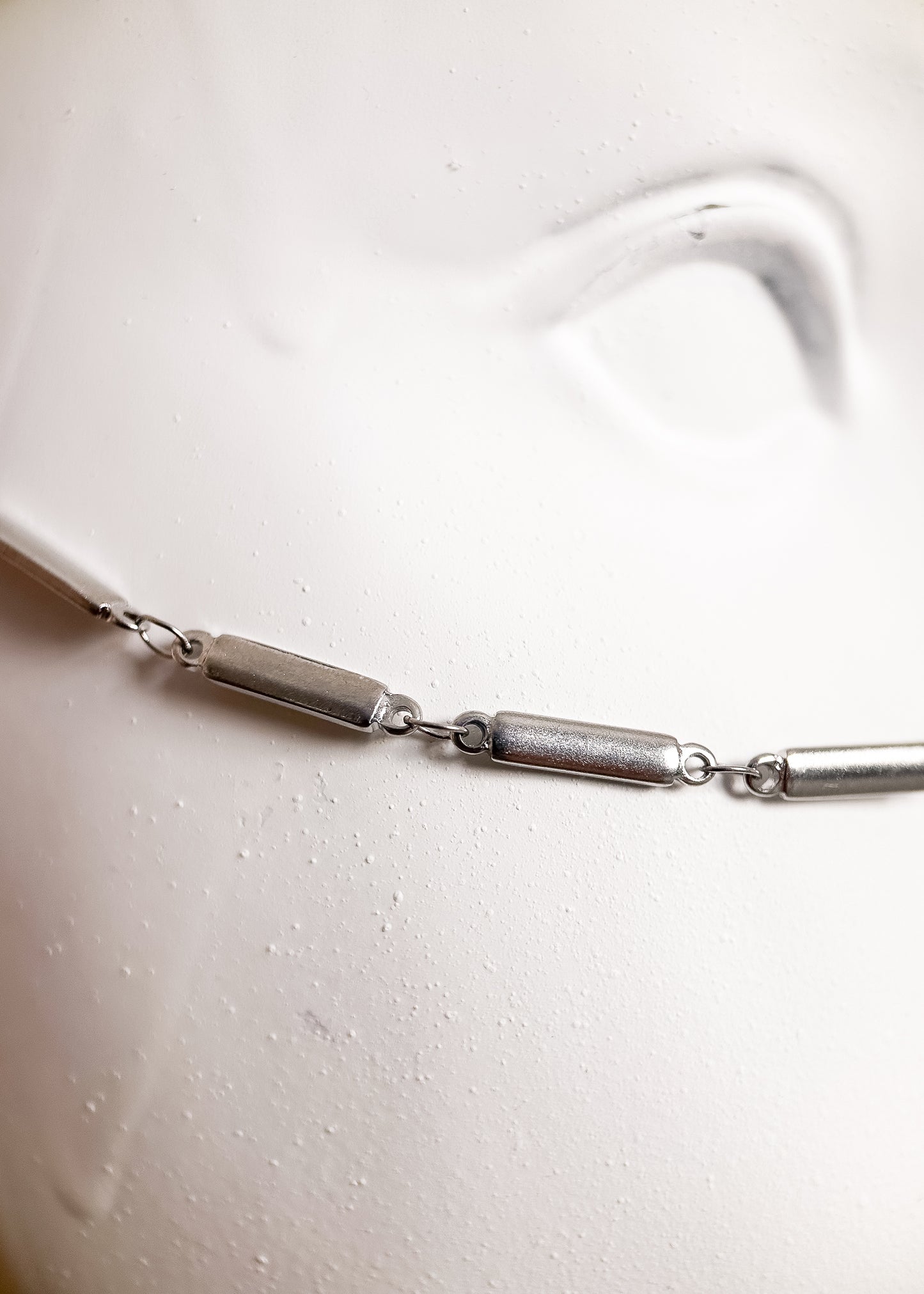 Chaîne de visage en acier inoxydable argenté à rectangles géométriques avec jaspe paysage gris. Bijou facial architectural, look minéral moderne.