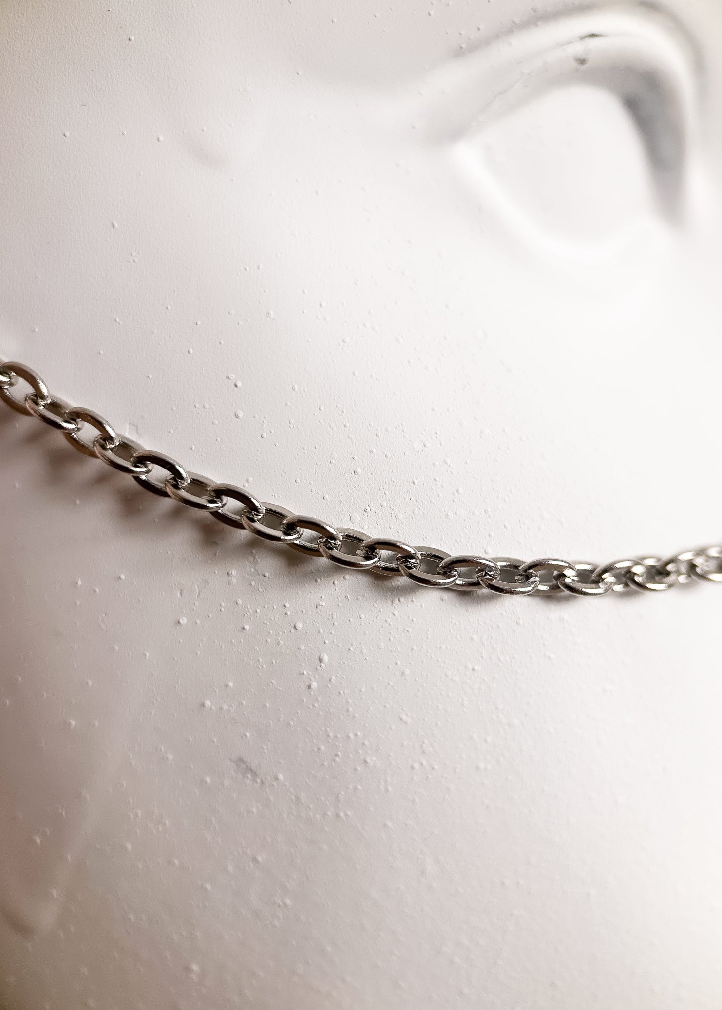 Chaîne de visage en acier inoxydable argenté avec perles de pyrite. Bijou facial minéral, look brut, festival, photoshoot.