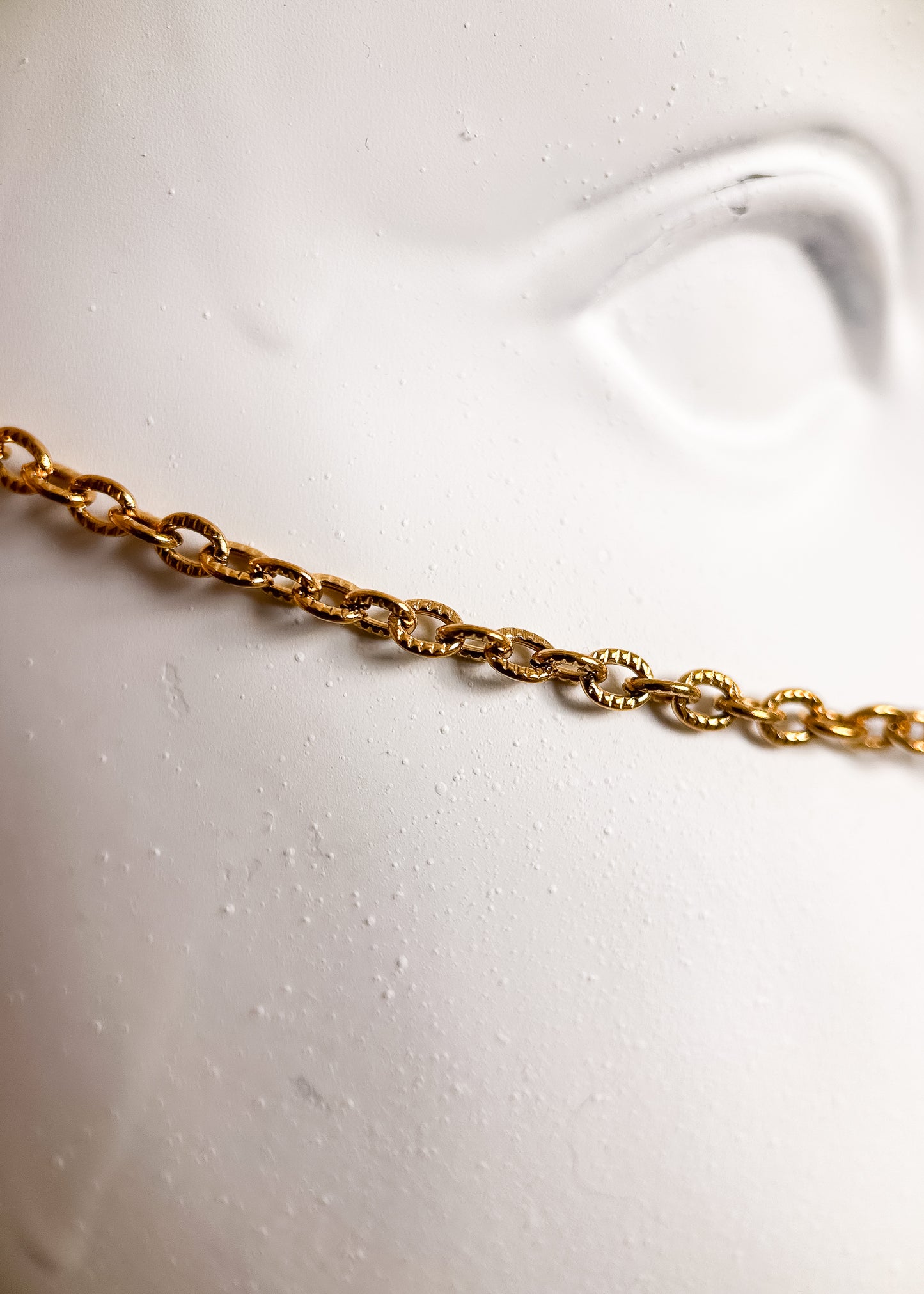 Chaîne de visage en acier inoxydable plaqué or avec cristaux ocre orangé et piques dorées. Bijou facial festival, look solaire chaud et intense.