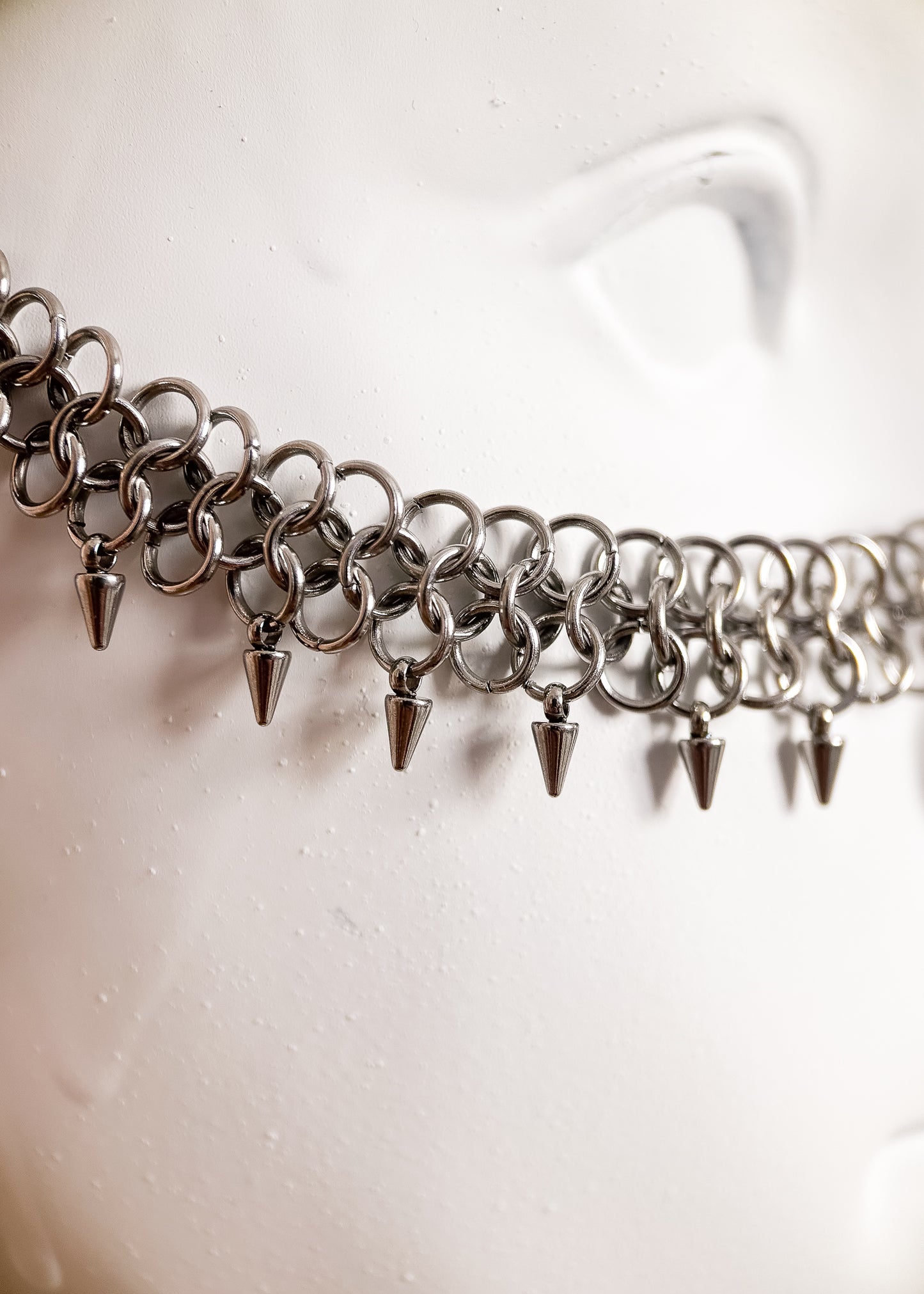 Chaîne de visage en acier inoxydable argenté style côte de maille avec piques acier. Bijou facial goth, festival, look guerrière fantasy.