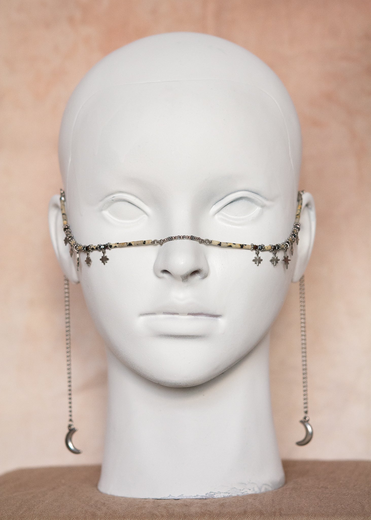 Chaîne de visage en acier inoxydable argenté avec jaspe dalmatien, étoiles et lune acier. Bijou facial festival, look céleste mystique.