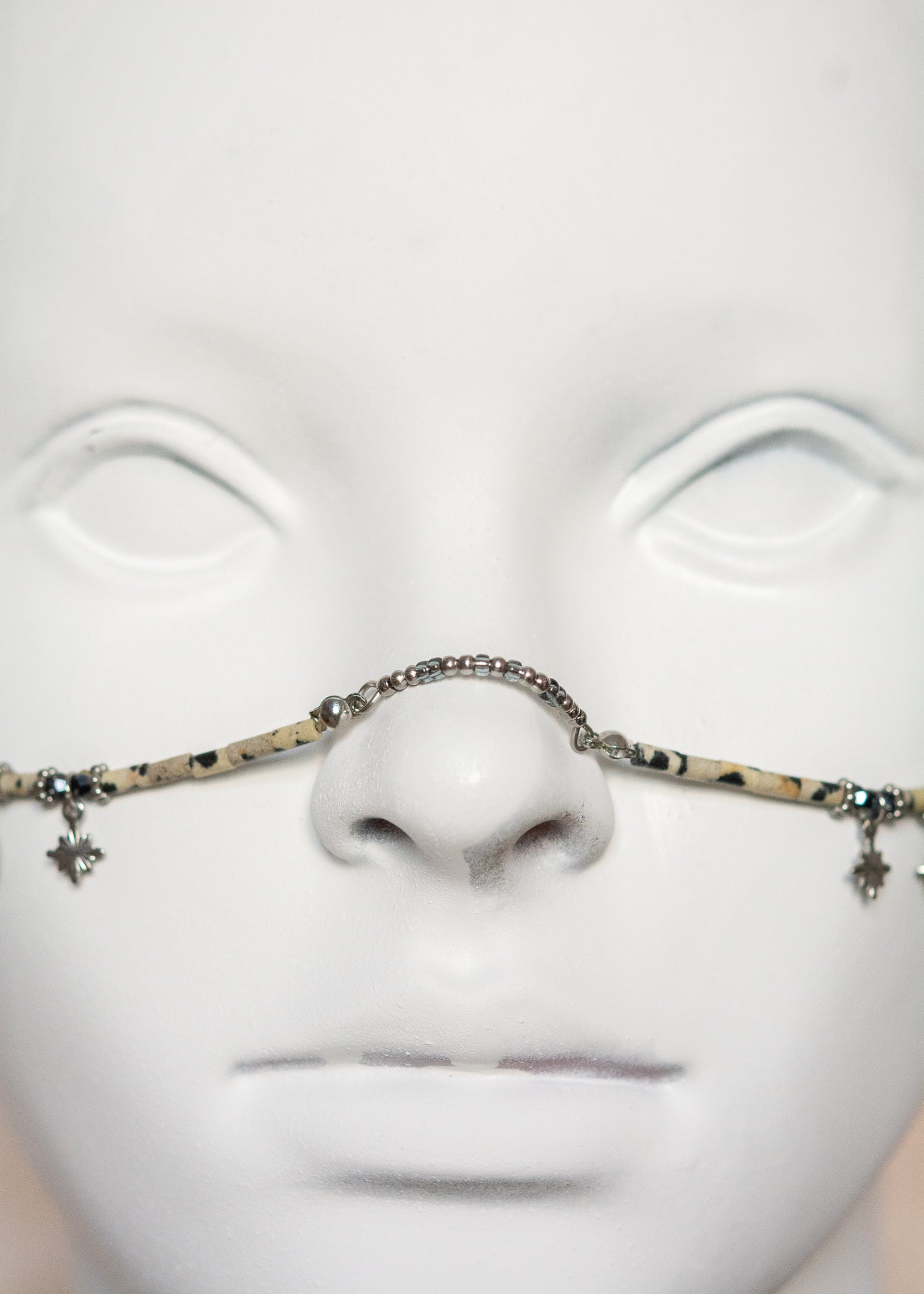 Chaîne de visage en acier inoxydable argenté avec jaspe dalmatien, étoiles et lune acier. Bijou facial festival, look céleste mystique.