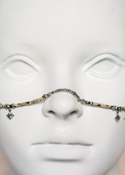 Chaîne de visage en acier inoxydable argenté avec jaspe dalmatien, étoiles et lune acier. Bijou facial festival, look céleste mystique.