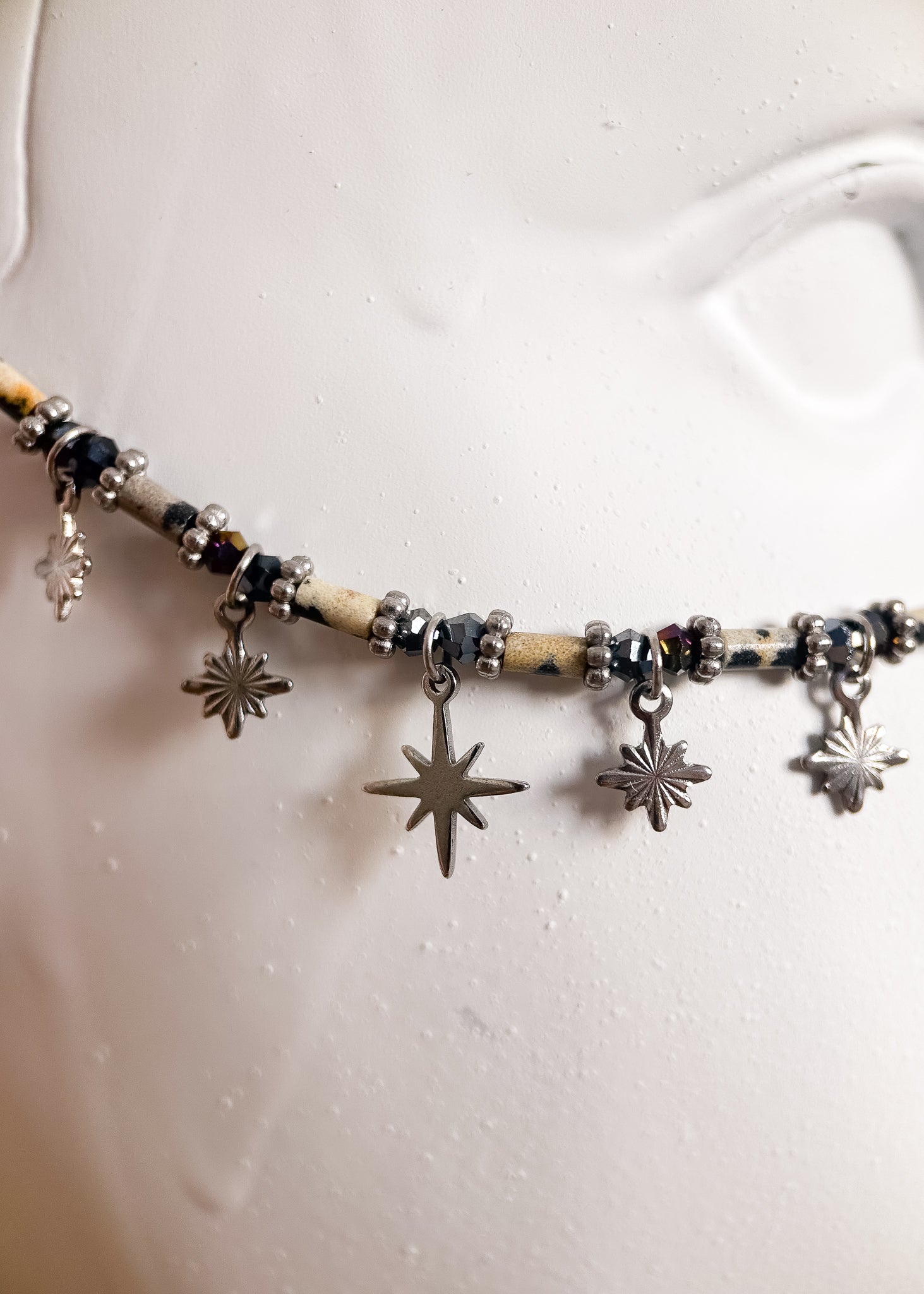 Chaîne de visage en acier inoxydable argenté avec jaspe dalmatien, étoiles et lune acier. Bijou facial festival, look céleste mystique.