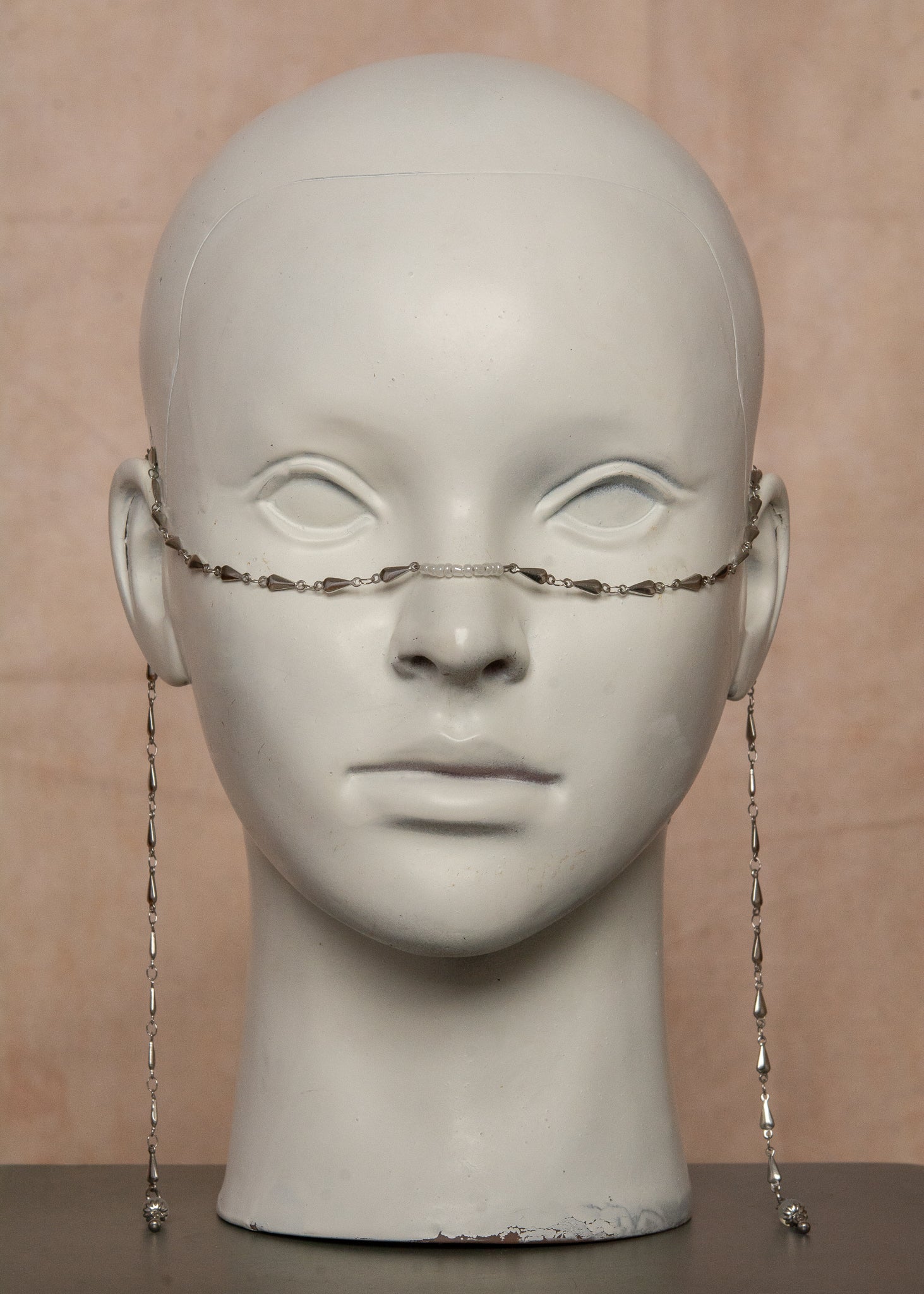 Chaîne de visage unisexe en acier inoxydable avec perles holographiques aux extrémités, bijou facial lumineux pour festival.