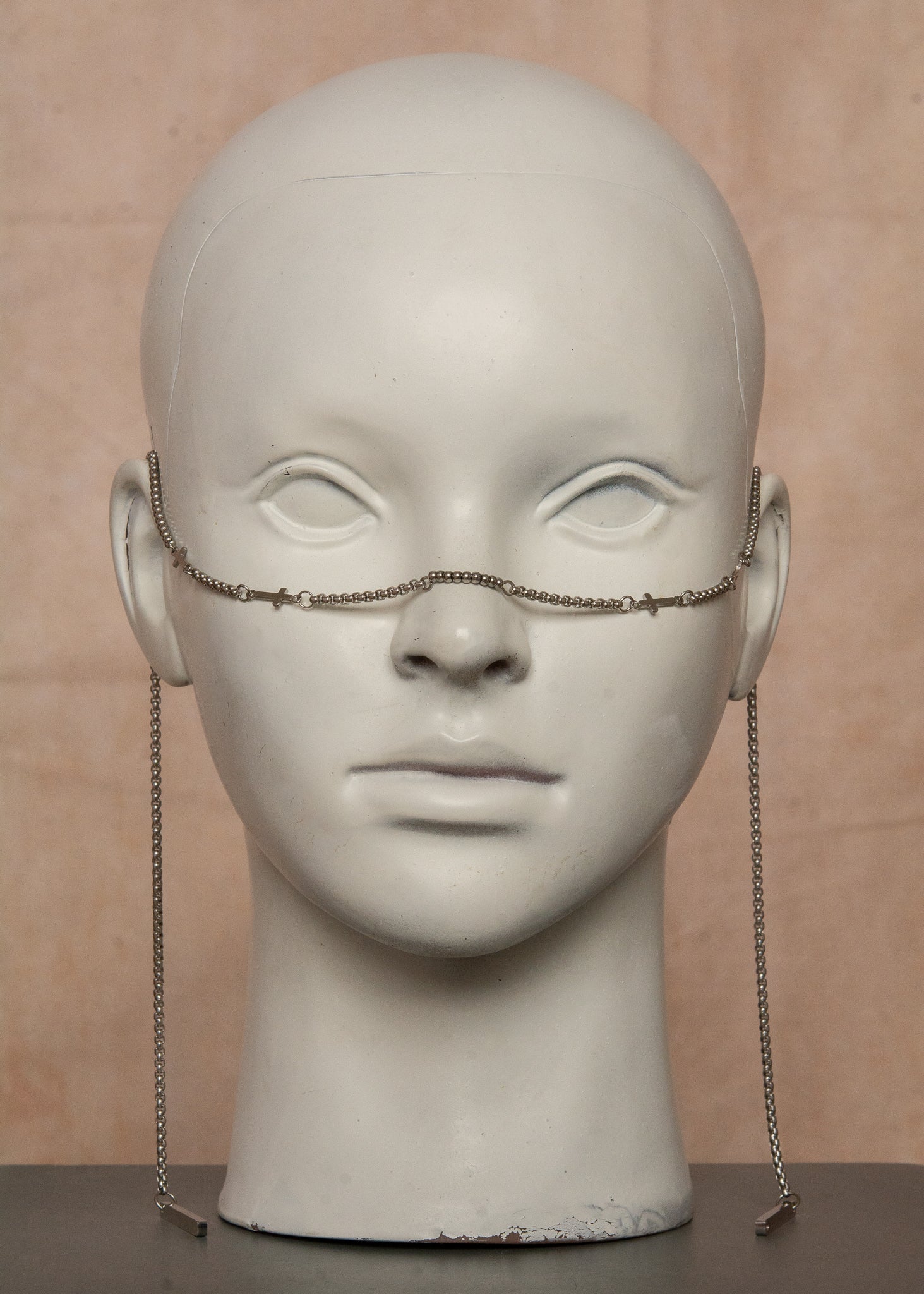 Chaîne de visage unisexe en acier inoxydable avec ornements mystiques en forme de croix et pendentifs rectangulaires. Bijou facial audacieux au style gothique et spirituel, parfait pour festivals, tenues alternatives et événements spéciaux.