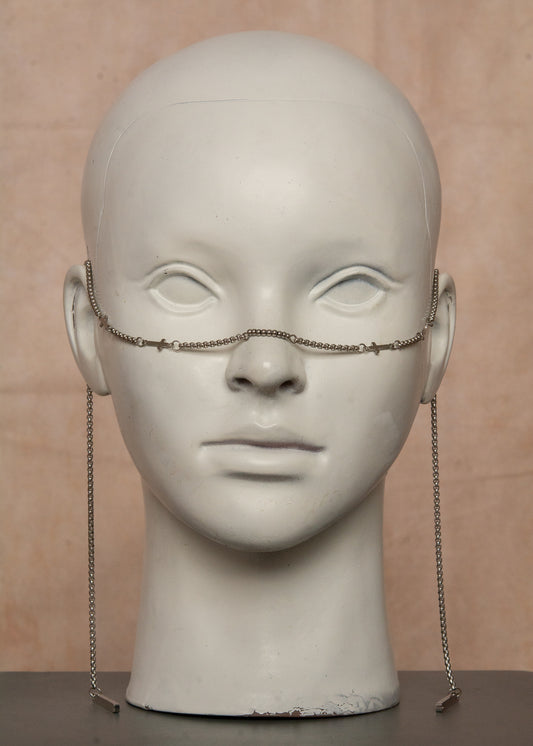Chaîne de visage unisexe en acier inoxydable avec ornements mystiques en forme de croix et pendentifs rectangulaires. Bijou facial audacieux au style gothique et spirituel, parfait pour festivals, tenues alternatives et événements spéciaux.