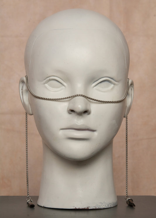 Chaîne de visage minimaliste en acier inoxydable argenté avec cristaux d’agate druzy fumée aux reflets violacés. Bijou facial délicat et mystique, inspiré des teintes du crépuscule, parfait pour festivals, looks ésotériques et événements spéciaux.