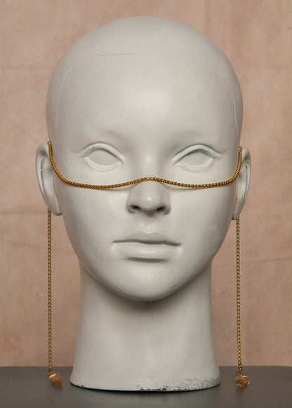 Chaîne de visage minimaliste en acier inoxydable doré avec cristaux d’agate druzy rose pâle. Bijou facial élégant et léger, inspiré des couleurs de l’aurore, parfait pour festivals, tenues bohèmes et occasions spéciales.