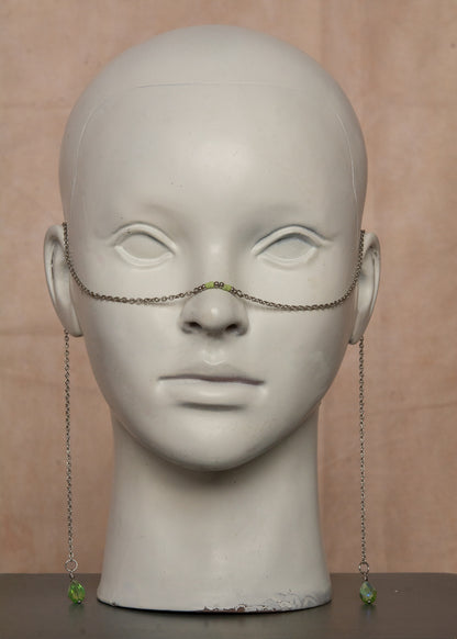 Chaîne de visage légère et minimaliste en acier inoxydable avec perles de verre vertes en gouttes d’eau. Bijou facial original et unisexe, parfait pour les festivals, événements et looks mystiques.