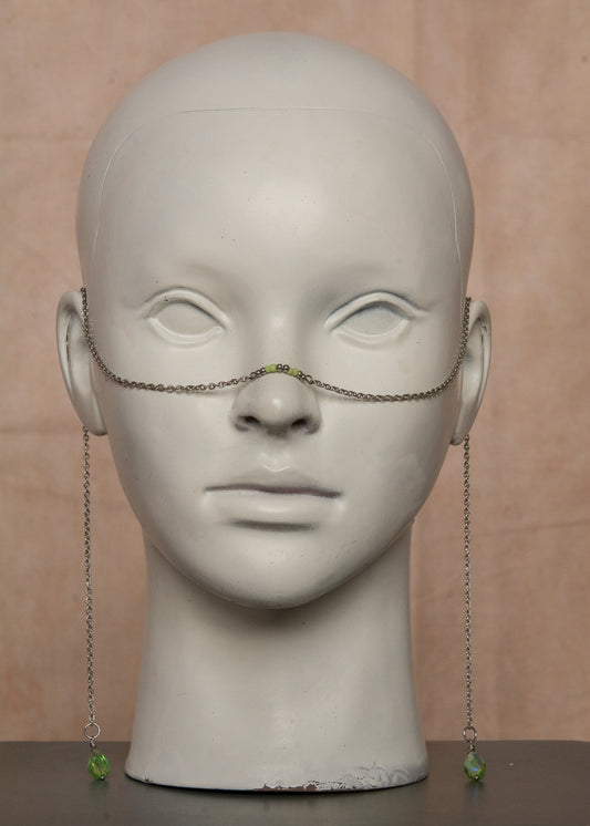 Chaîne de visage légère et minimaliste en acier inoxydable avec perles de verre vertes en gouttes d’eau. Bijou facial original et unisexe, parfait pour les festivals, événements et looks mystiques.