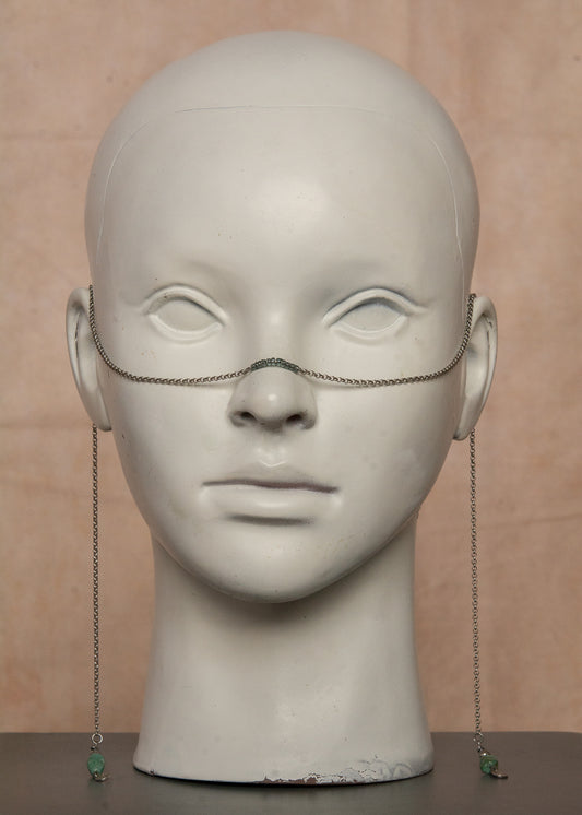 Chaîne de visage en acier inoxydable avec pierres de rocaille bleues translucides et turquoise. Bijou facial unisexe parfait pour festivals, événements et looks mystiques.