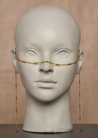 Chaîne de visage en acier inoxydable doré avec pierres d’aventurine verte et perles de rocaille. Bijou facial raffiné, inspiré des trésors égyptiens, idéal pour festivals, costumes et tenues élégantes.