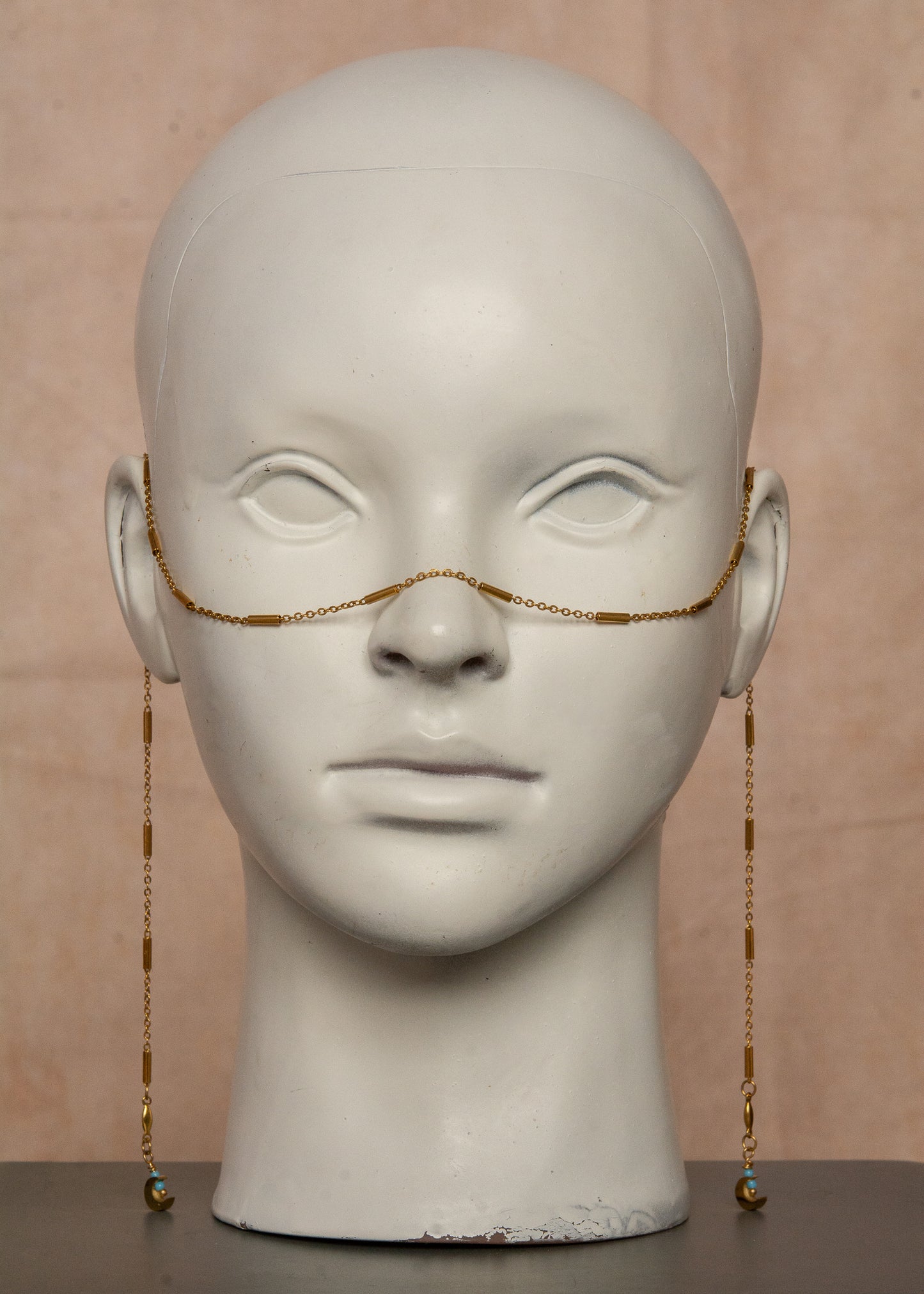 Chaîne de visage unisexe en acier inoxydable doré, design fluide avec croissants de lune et perles de rocaille bleue. Bijou minimaliste et mystique, parfait pour festivals, événements et looks inspirés de l'éclipse solaire et lunaire.