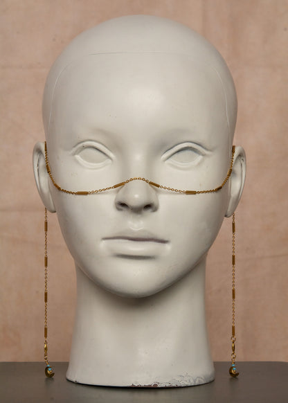 Chaîne de visage unisexe en acier inoxydable doré, design fluide avec croissants de lune et perles de rocaille bleue. Bijou minimaliste et mystique, parfait pour festivals, événements et looks inspirés de l'éclipse solaire et lunaire.
