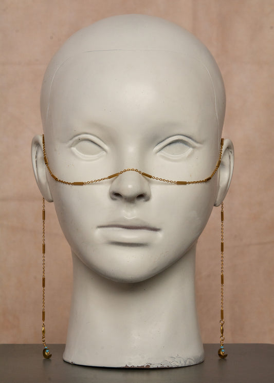 Chaîne de visage unisexe en acier inoxydable doré, design fluide avec croissants de lune et perles de rocaille bleue. Bijou minimaliste et mystique, parfait pour festivals, événements et looks inspirés de l'éclipse solaire et lunaire.