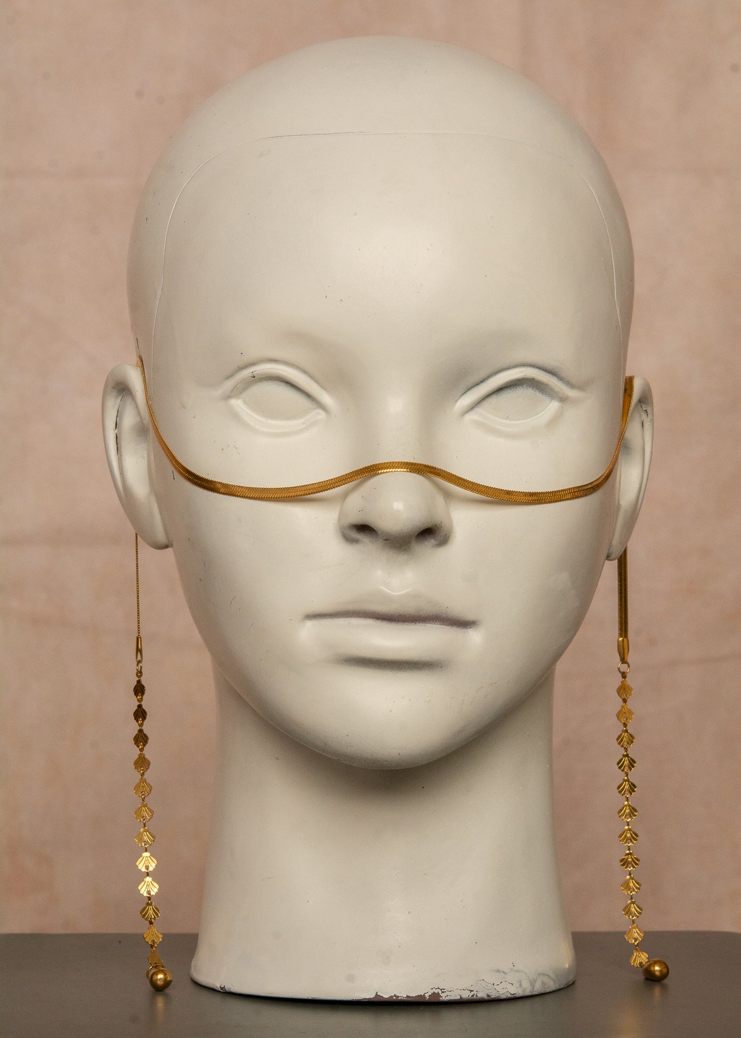 Chaîne de visage dorée unisexe en acier inoxydable avec chaîne serpent et motif coquillage entrelacé. Bijou facial inspiré des légendes marines, parfait pour festivals, événements et looks audacieux.