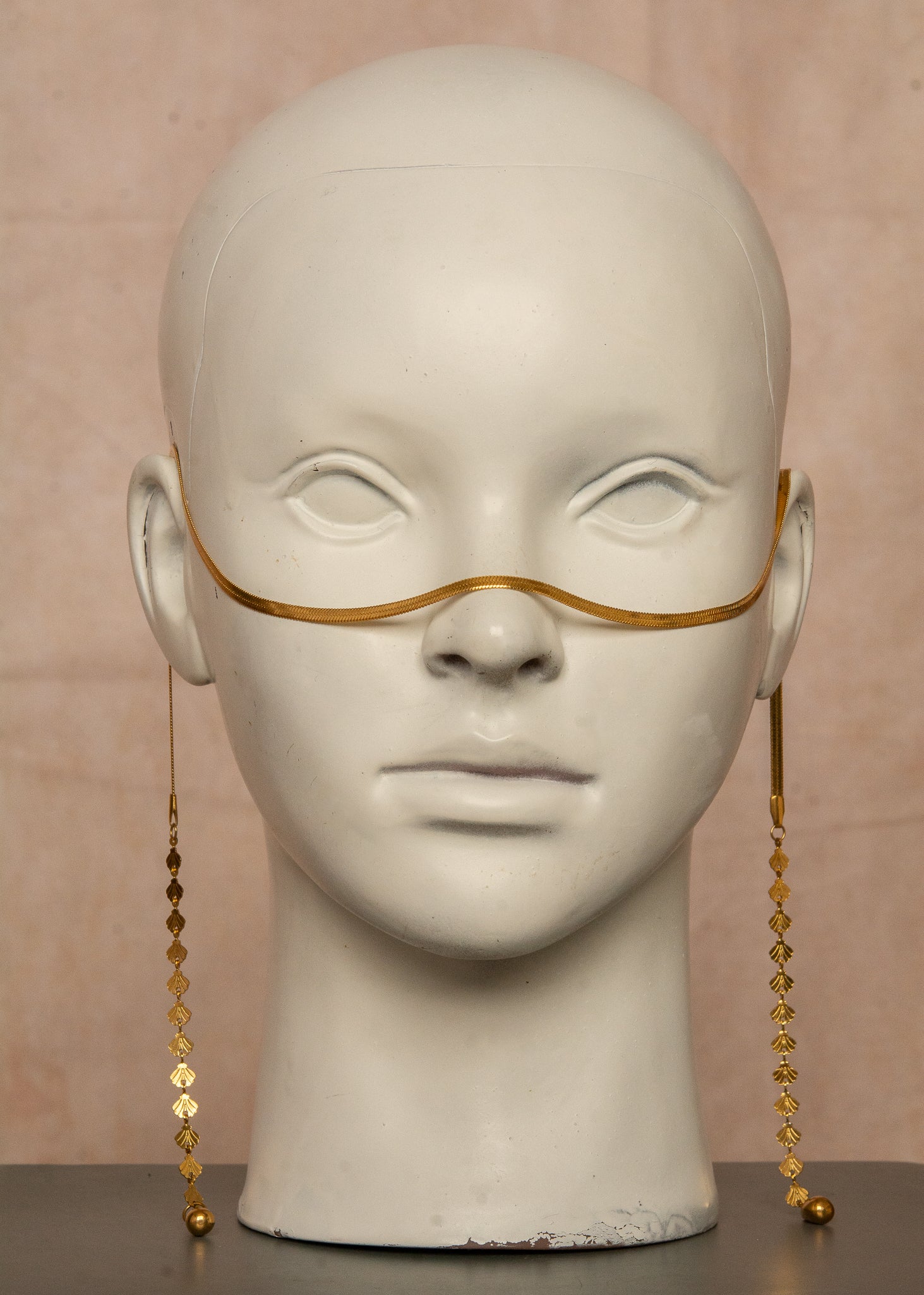 Chaîne de visage dorée unisexe en acier inoxydable avec chaîne serpent et motif coquillage entrelacé. Bijou facial inspiré des légendes marines, parfait pour festivals, événements et looks audacieux.