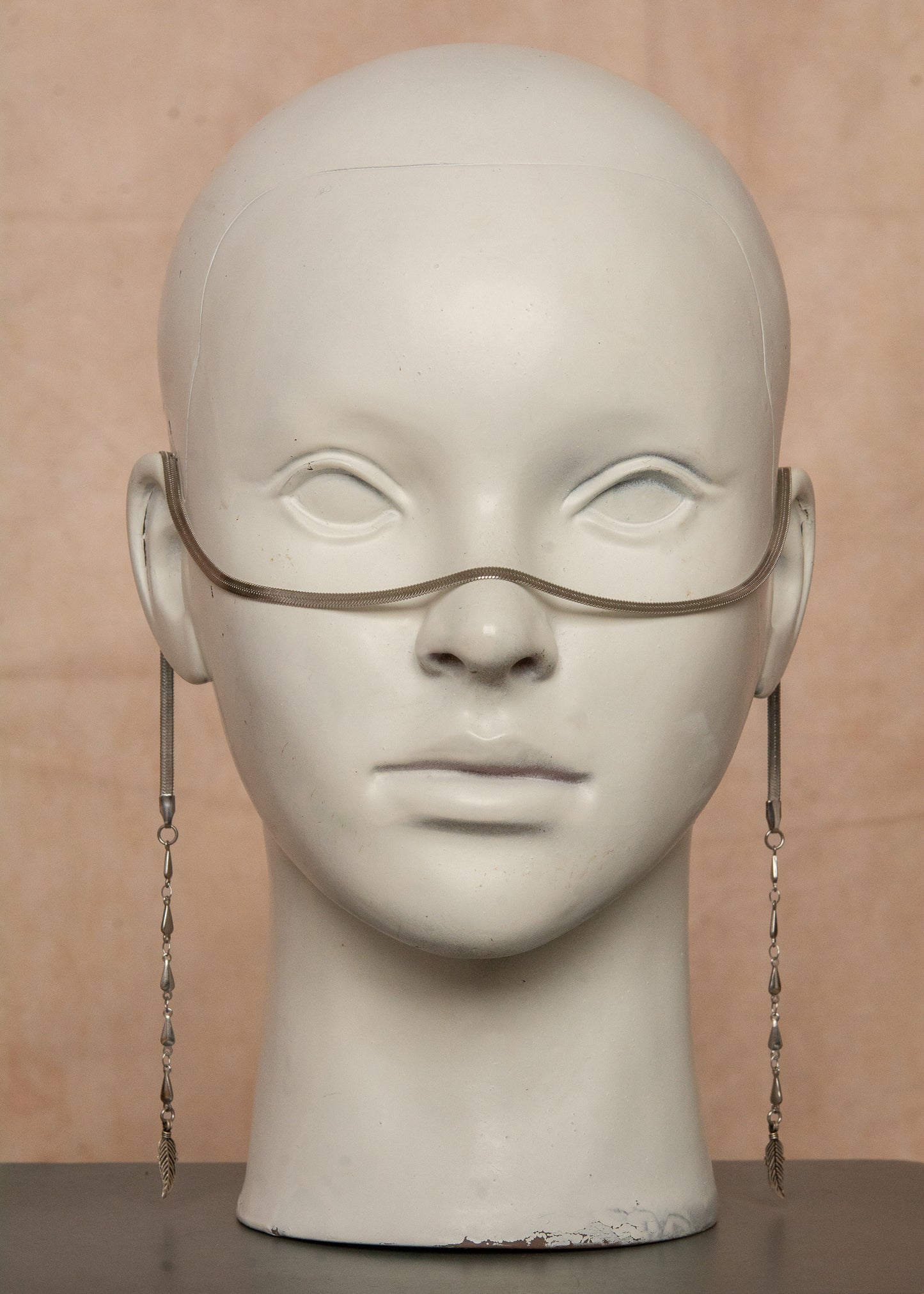Bijou facial artisanal combinant chaîne serpent réfléchissante et maillons géométriques. Accessoire bohème inspiré de l'Égypte ancienne avec plumes en argent sterling, idéal pour festivals et événements spéciaux.