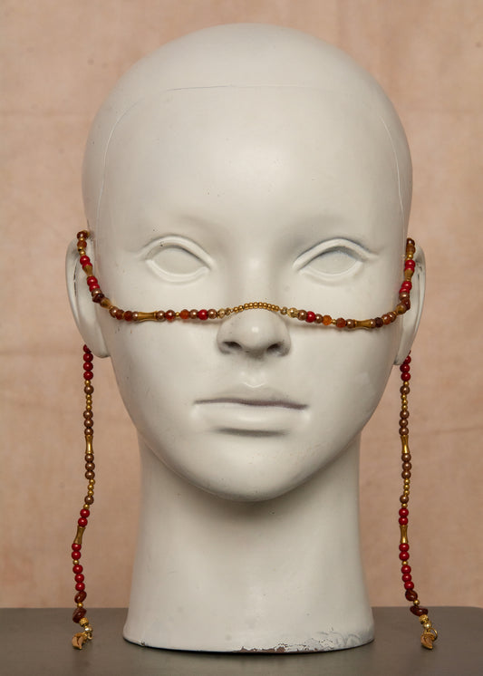 Bijou facial artisanal combinant perles, grenats naturels et acier inoxydable doré. Accessoire boho-oriental avec bridge adaptatif et pendentifs cornes décoratifs. Pièce unique pour festivals, événements à thème ou pour insuffler une touche mystique au quotidien.