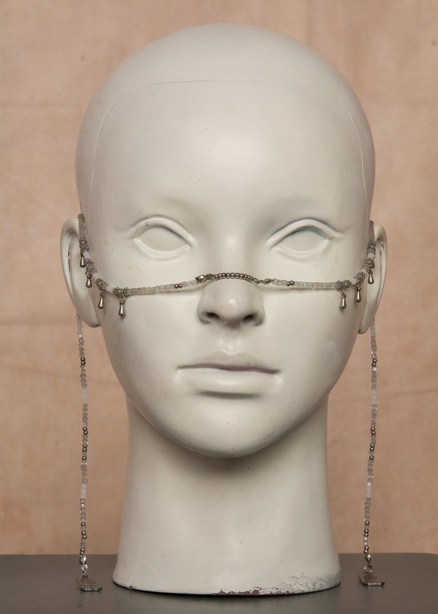Bijou facial artisanal en labradorite naturelle et acier inoxydable. Accessoire mystique avec breloques œil protecteur. Pièce unique stimulant l'intuition, idéale pour festivals, rituels ou pour apporter une dimension spirituelle au style quotidien.