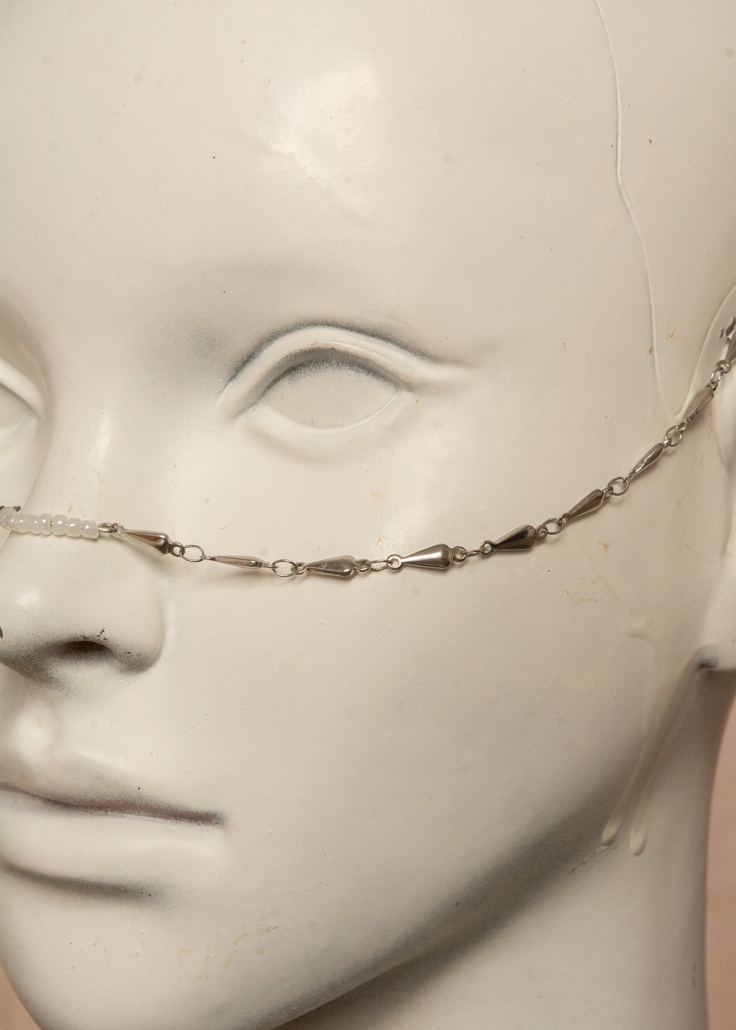 Chaîne de visage unisexe en acier inoxydable avec perles holographiques aux extrémités, bijou facial lumineux pour festival.