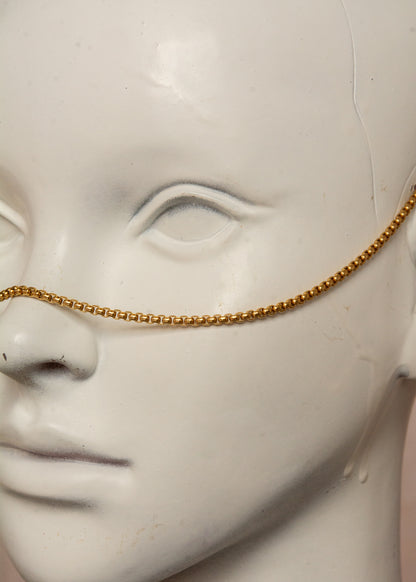 Chaîne de visage minimaliste en acier inoxydable doré avec cristaux d’agate druzy rose pâle. Bijou facial élégant et léger, inspiré des couleurs de l’aurore, parfait pour festivals, tenues bohèmes et occasions spéciales.