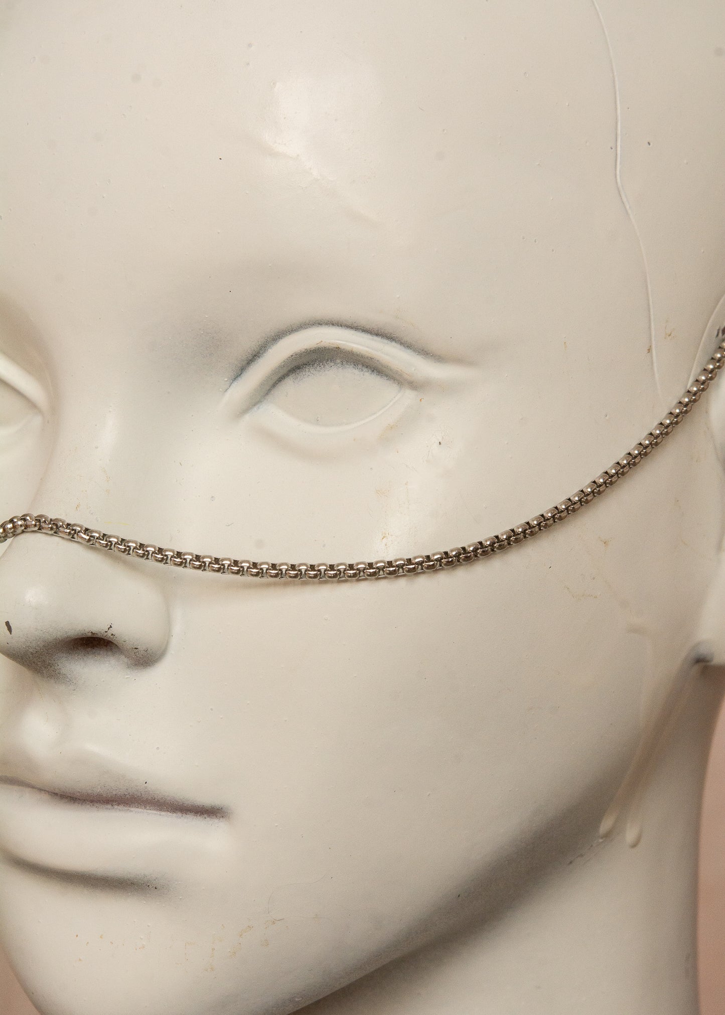 Chaîne de visage minimaliste en acier inoxydable argenté avec cristaux d’agate druzy fumée aux reflets violacés. Bijou facial délicat et mystique, inspiré des teintes du crépuscule, parfait pour festivals, looks ésotériques et événements spéciaux.