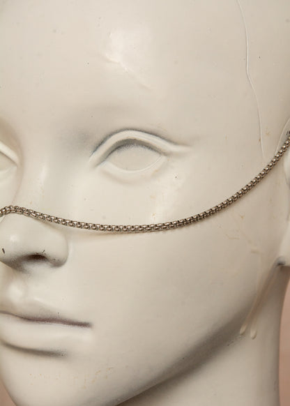 Chaîne de visage minimaliste en acier inoxydable argenté avec cristaux d’agate druzy fumée aux reflets violacés. Bijou facial délicat et mystique, inspiré des teintes du crépuscule, parfait pour festivals, looks ésotériques et événements spéciaux.