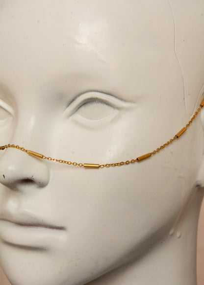 Chaîne de visage unisexe en acier inoxydable doré, design fluide avec croissants de lune et perles de rocaille bleue. Bijou minimaliste et mystique, parfait pour festivals, événements et looks inspirés de l'éclipse solaire et lunaire.
