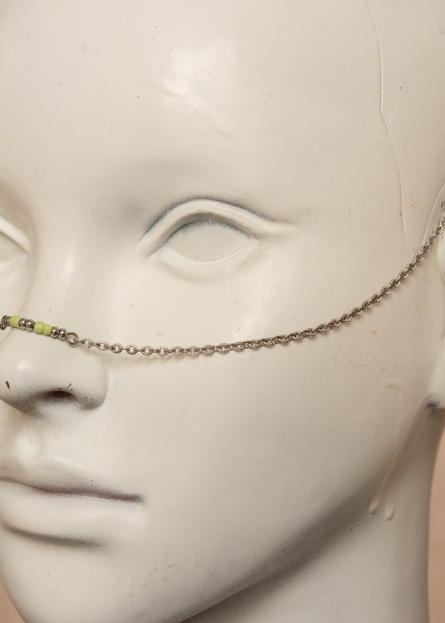 Chaîne de visage légère et minimaliste en acier inoxydable avec perles de verre vertes en gouttes d’eau. Bijou facial original et unisexe, parfait pour les festivals, événements et looks mystiques.
