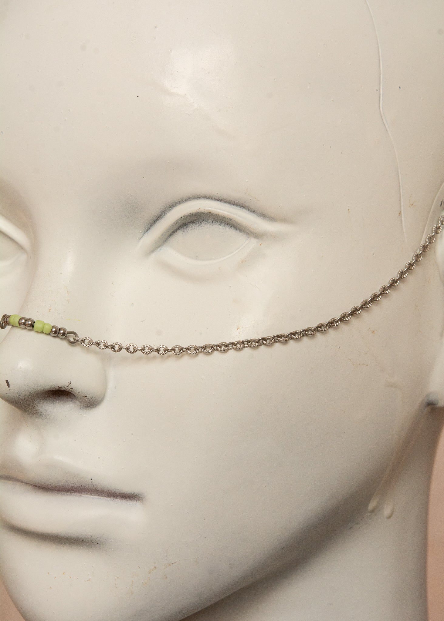 Chaîne de visage légère et minimaliste en acier inoxydable avec perles de verre vertes en gouttes d’eau. Bijou facial original et unisexe, parfait pour les festivals, événements et looks mystiques.