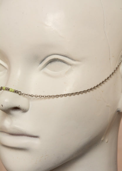 Chaîne de visage légère et minimaliste en acier inoxydable avec perles de verre vertes en gouttes d’eau. Bijou facial original et unisexe, parfait pour les festivals, événements et looks mystiques.