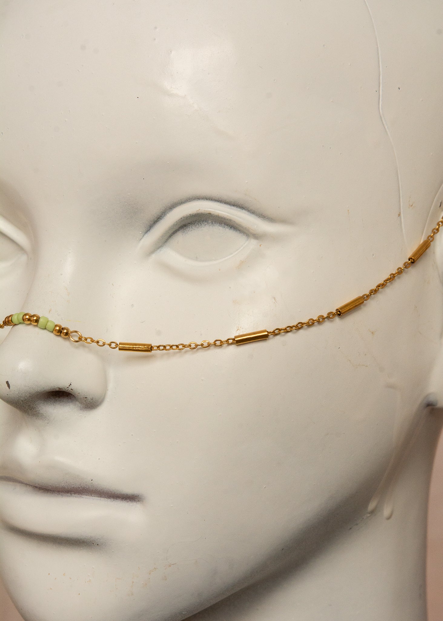 Chaîne de visage en acier inoxydable doré avec pierres d’aventurine verte et perles de rocaille. Bijou facial raffiné, inspiré des trésors égyptiens, idéal pour festivals, costumes et tenues élégantes.
