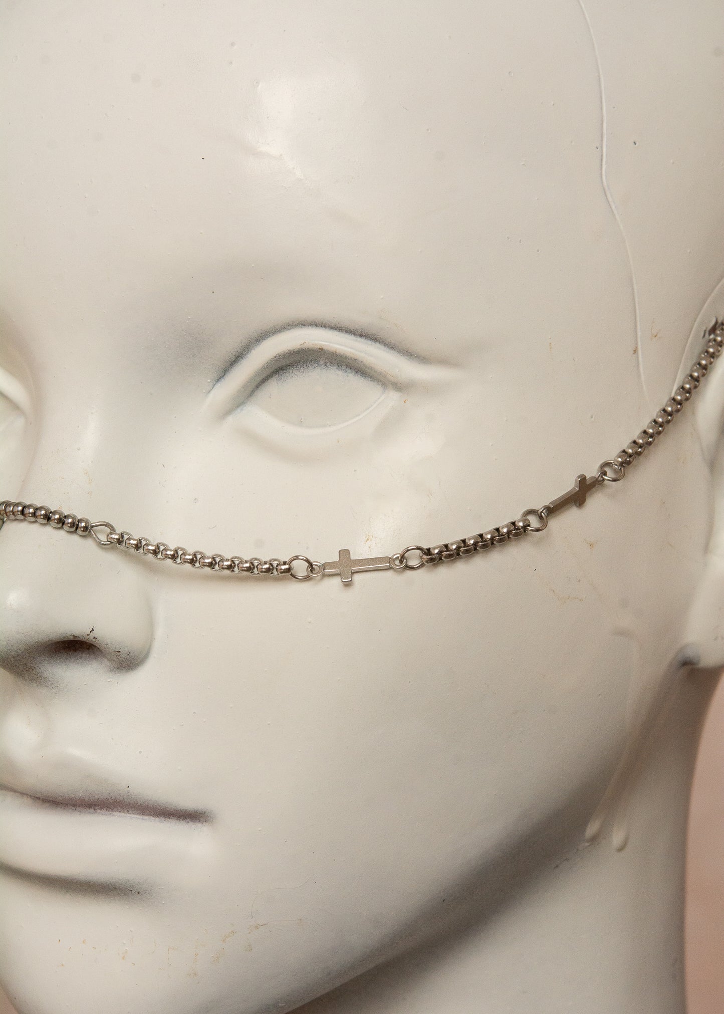 Chaîne de visage unisexe en acier inoxydable avec ornements mystiques en forme de croix et pendentifs rectangulaires. Bijou facial audacieux au style gothique et spirituel, parfait pour festivals, tenues alternatives et événements spéciaux.