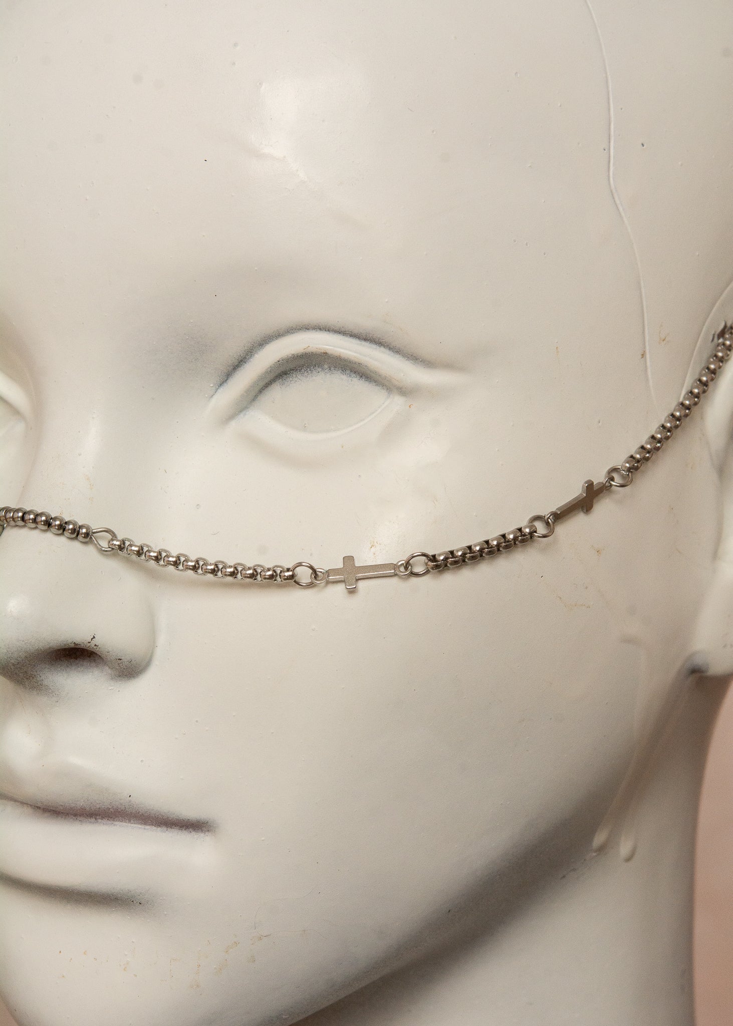 Chaîne de visage unisexe en acier inoxydable avec ornements mystiques en forme de croix et pendentifs rectangulaires. Bijou facial audacieux au style gothique et spirituel, parfait pour festivals, tenues alternatives et événements spéciaux.